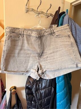 NWOT Old Navy Light Gray Denim Roll-Cuff Shorts O. G. Straight